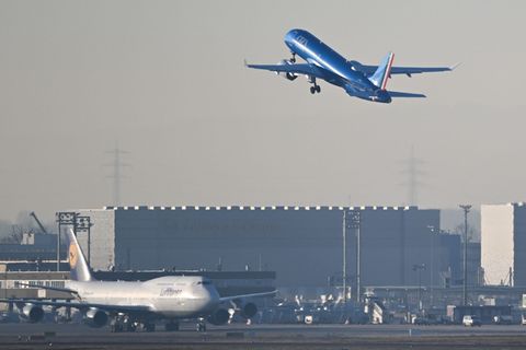 Zu den Osterfeiertagen wird es am Flughafen Frankfurt voll. (Archivbild) Foto: Arne Dedert/dpa