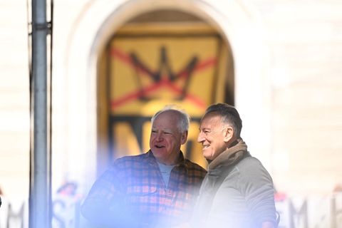 Donald Trump (nicht im Bild) teilt erneut gegen Bruce Springsteen (rechts, mit Gouverneur Tim Walz) aus. (Archivbild) Foto: Tom