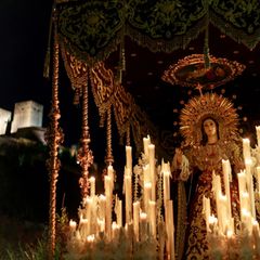 Besonders eindrucksvoll sind die Prozessionen im Süden Spaniens. Foto: Álex Cámara/EUROPA PRESS/dpa