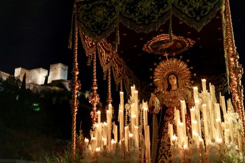 Besonders eindrucksvoll sind die Prozessionen im Süden Spaniens. Foto: Álex Cámara/EUROPA PRESS/dpa