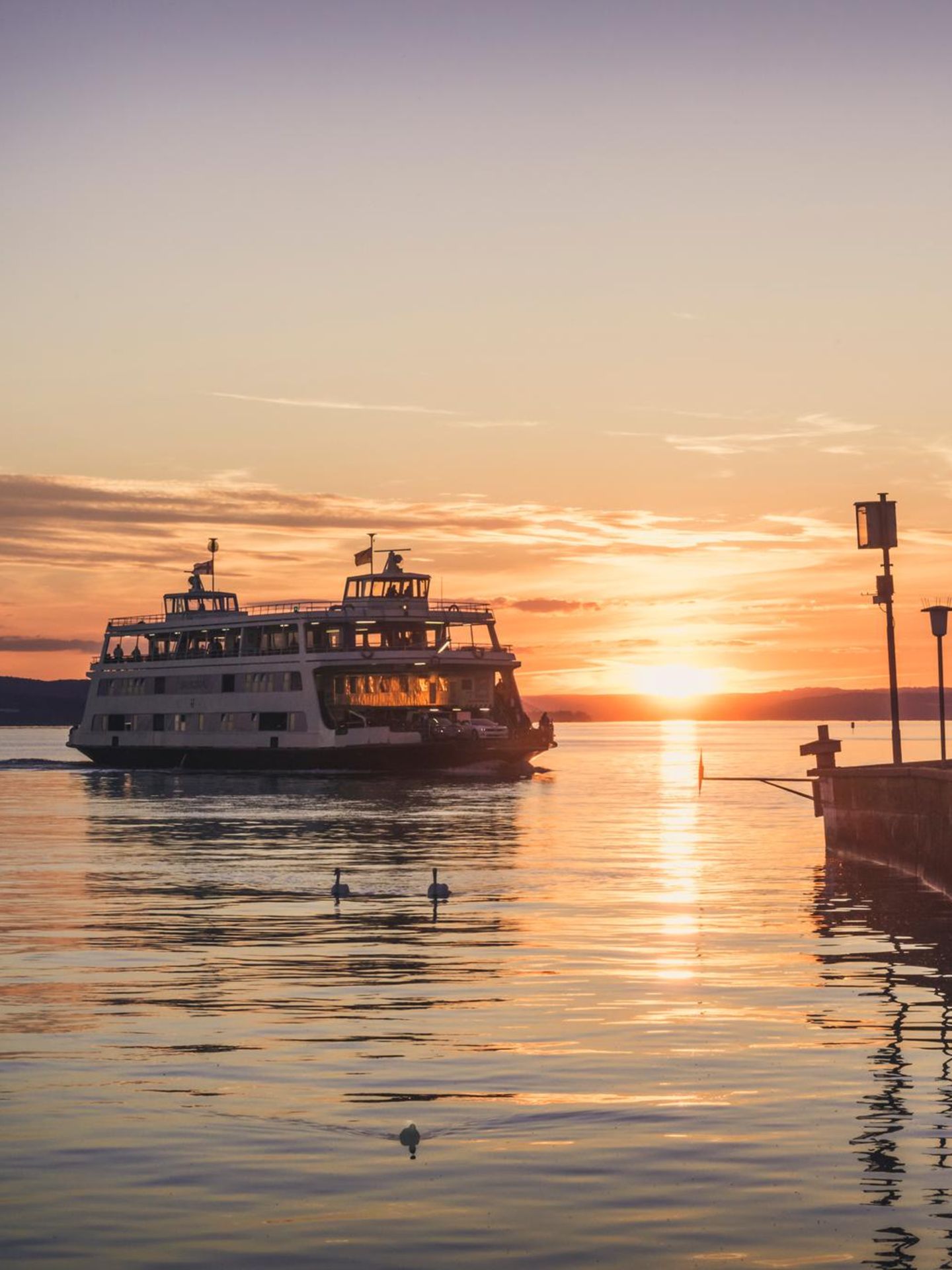Fähre bei Sonnenuntergang am Bodensee