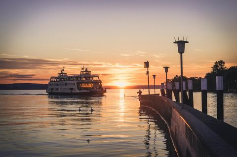 Fähre bei Sonnenuntergang am Bodensee