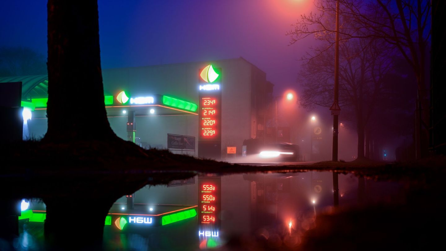 An den Tankstellen steigen die Preise seit Wochen unaufhörlich. (Archivbild) Foto: Sebastian Christoph Gollnow/dpa