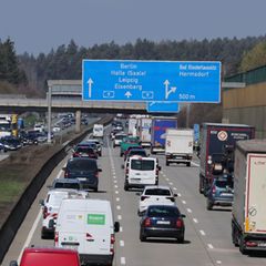 Auf vielen Autobahnen, wie hier auf der A9, herrschte am Donnerstagnachmittag reger Verkehr. Foto: Bodo Schackow/dpa