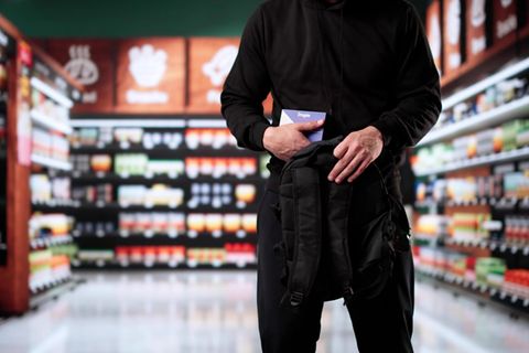 Mann klaut im Supermarkt