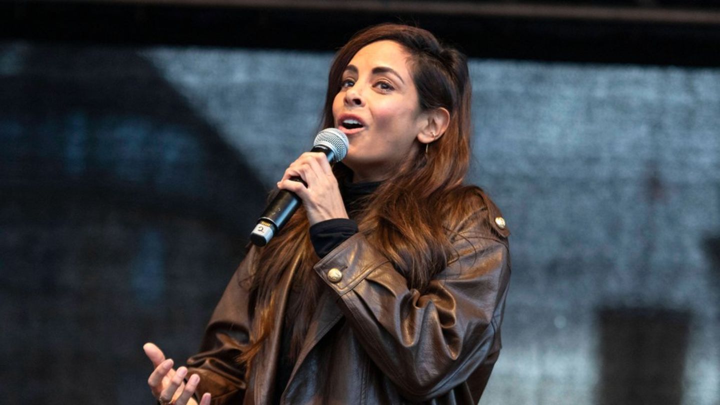 Collien Fernandes bei einer Demonstration gegen sexualisierte und digitale Gewalt in Hamburg.