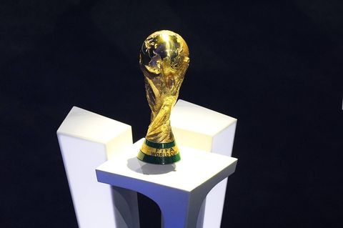 WM 2026: Die Trophäe auf einem Sockel
