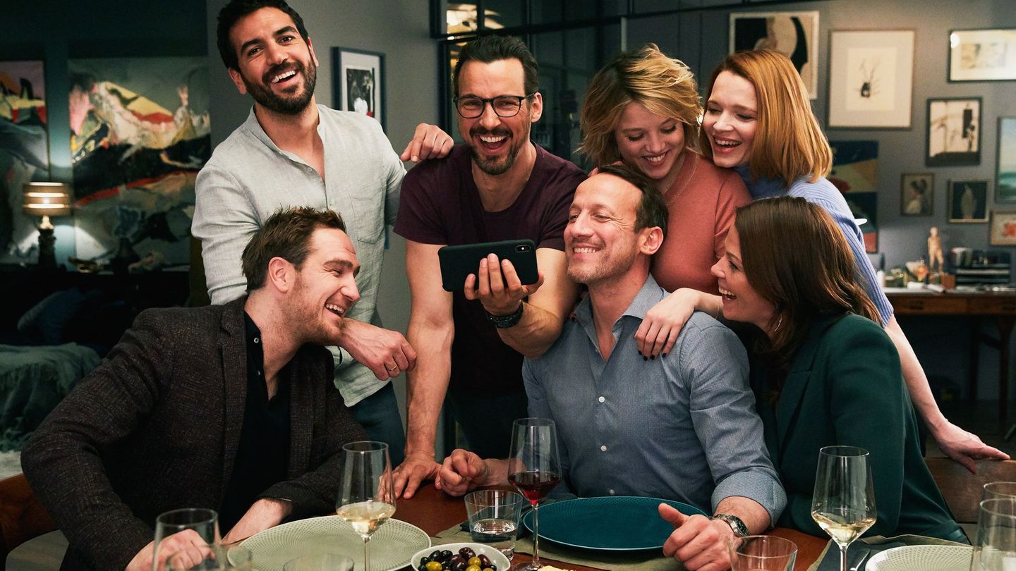 Das Lachen wird ihnen bald vergehen, von links: Simon (Frederick Lau), Leo (Elyas M'Barek), Pepe (Florian David Fitz), Rocco (Wotan Wilke Möhring), Bianca (Jella Haase), Carlotta (Karoline Herfurth) und Eva (Jessica Schwarz) treffen sich auf ein Abendessen und lassen sich auf ein verhängnisvolles Spiel ein.