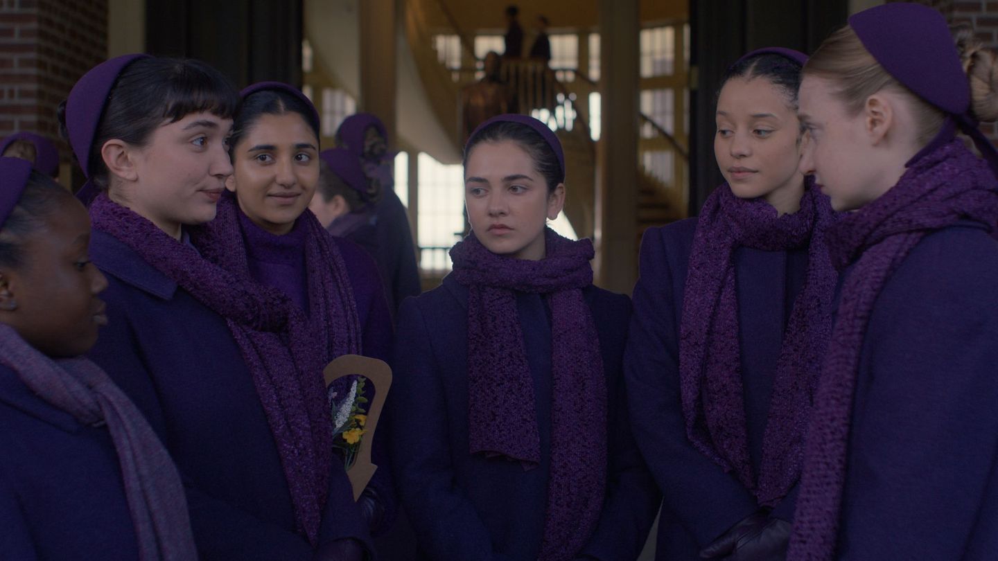 Die in lila gekleideten Mädchen von Aunt Lydias Elite-Schule sind gespannt, welcher Mann für sie ausgesucht werden wird.