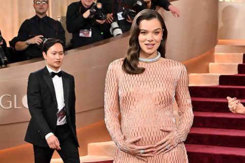 Hailee Steinfeld präsentierte bei den Golden Globes im Januar stolz ihr Babybäuchlein.