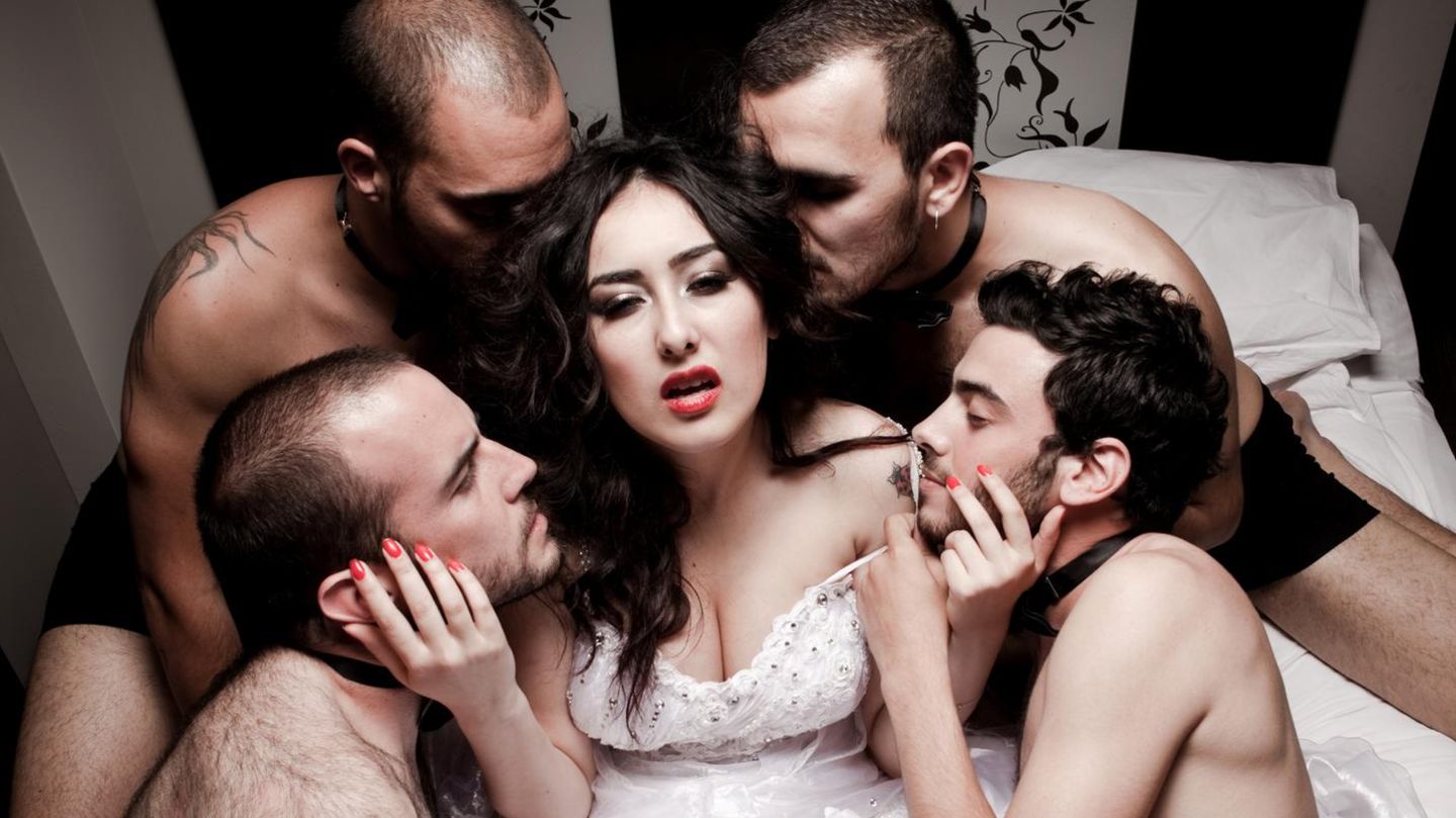 Eine Gruppe Menschen im Swingerclub