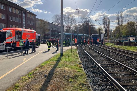 Der Fahrer des Lkw war nach dem Unfall unter seinem Fahrzeug eingeklemmt. Foto: Feuerwehr Frankfurt/dpa