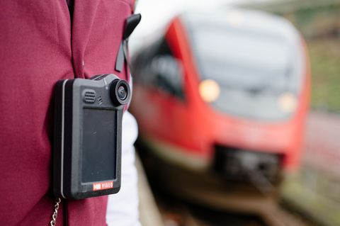 Nach dem Angriff klagte der Zugbegleiter der Polizei zufolge über Schmerzen, stand unter Schock und musste seinen Dienst vorzeit