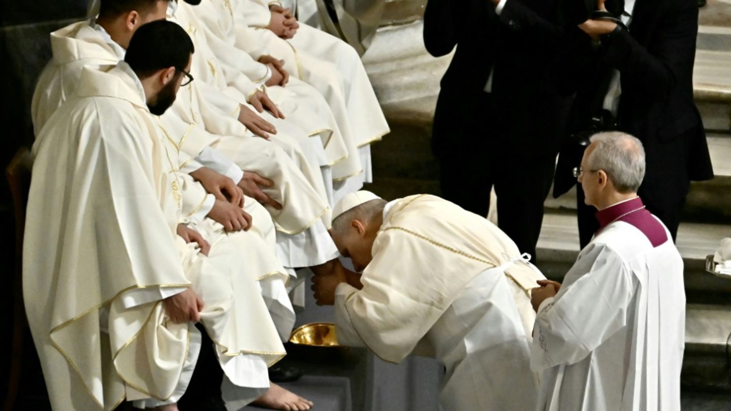 Ritual an Gründonnerstag: Papst Leo XIV. wäscht zwölf Priestern die Füße