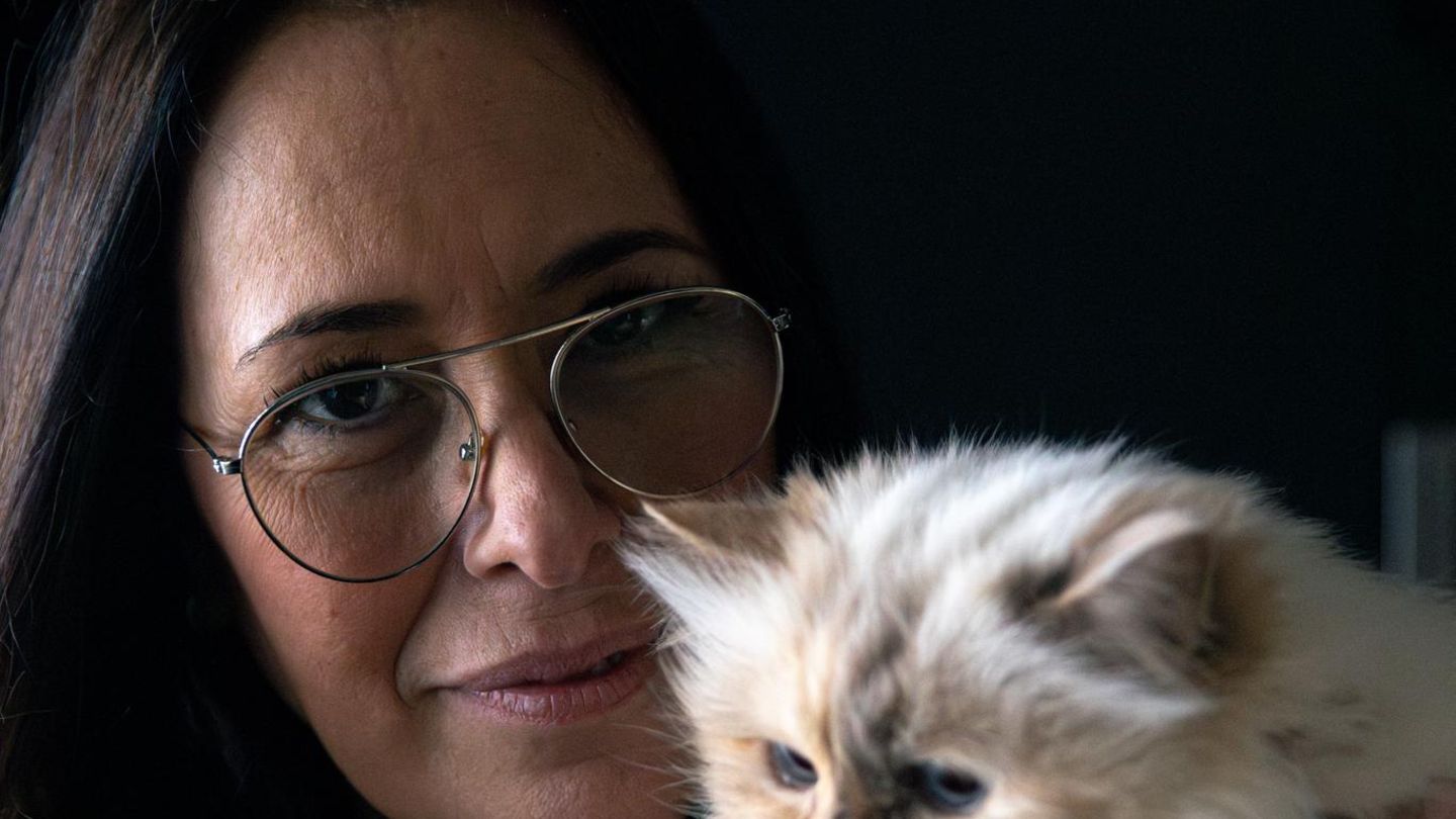 Katze Choupette mit Pflegerin