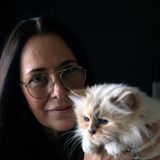 Katze Choupette mit Pflegerin