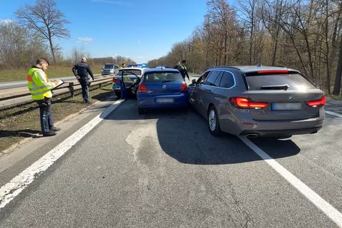 Mehrere Polizeiwagen verfolgten das Auto bei der Fahrt über die Autobahnen 7 und 70. Foto: Michaela Johannsen/dpa