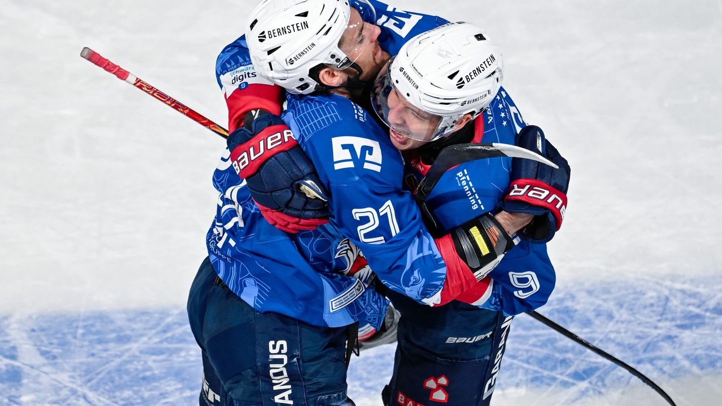 Die Adler Mannheim jubeln über den Einzug ins Playoff-Halbfinale. Foto: Uwe Anspach/dpa