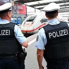 Laut Medienberichten soll es bei dem Einsatz in Siegburg zu mehreren kleinen Detonationen im ICE gekommen sein