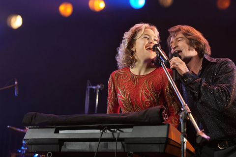 Claire (Kate Hudson) und Mike Sardina (Hugh Jackman) sind wie Blitz und Donner, sie gehören einfach zusammen: Als Neil-Diamond-Tribute-Band nennen sie sich Thunder & Lightning.