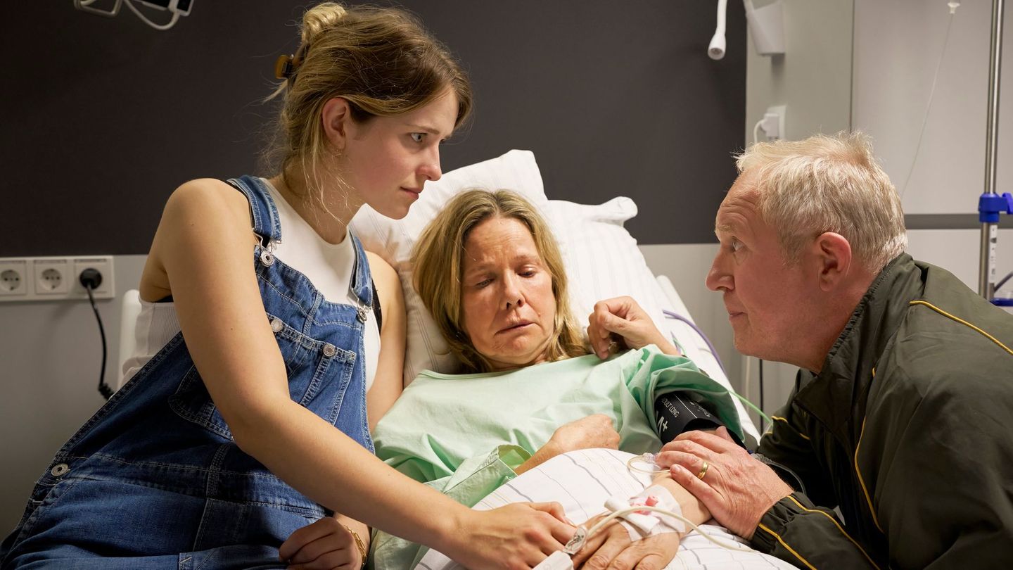 Das Fernsehspiel "Aus dem Leben" zeigt eine Kleinfamilie in der Krise: Mutter Sabine (Ann-Kathrin Kramer), eine Lehrerin, erlitt an der Schule einen Schlaganfall. Tochter Annika (Leonie Brill), die gerade zum Studieren nach Berlin gehen wollte, und Ehemann Stefan (Harald Krassnitzer), ein Forstwirt, wissen: Nun wird sich das Leben ändern.