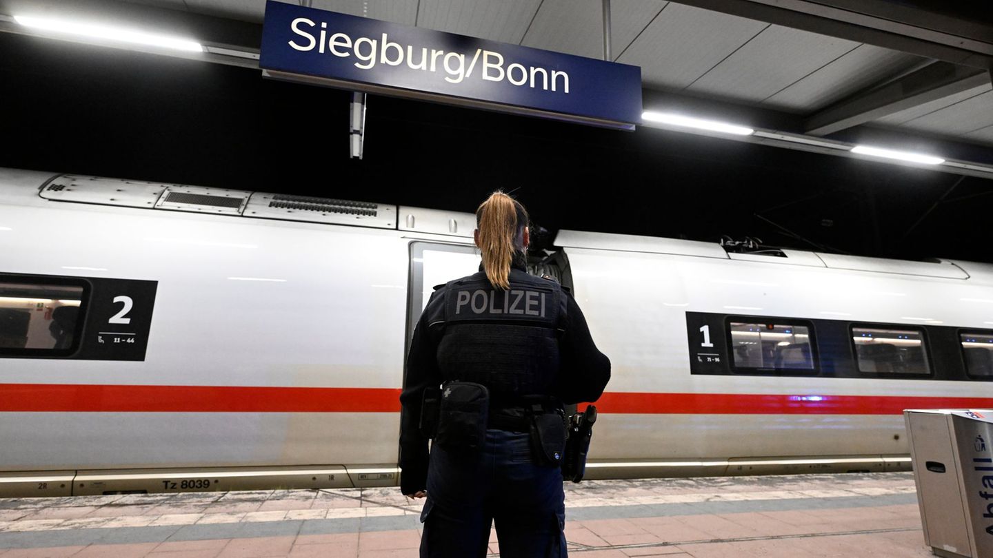 Bei der Ankunft im Bahnhof Siegburg/Bonn wurde der 20-Jährige von der Bundespolizei aus dem ICE gezogen. Foto: Roberto Pfeil/dpa