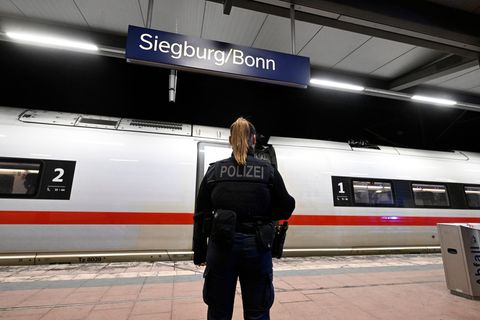 Bei der Ankunft im Bahnhof Siegburg/Bonn wurde der 20-Jährige von der Bundespolizei aus dem ICE gezogen. Foto: Roberto Pfeil/dpa