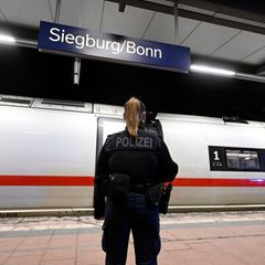 Bei der Ankunft im Bahnhof Siegburg/Bonn wurde der 20-Jährige von der Bundespolizei aus dem ICE gezogen. Foto: Roberto Pfeil/dpa