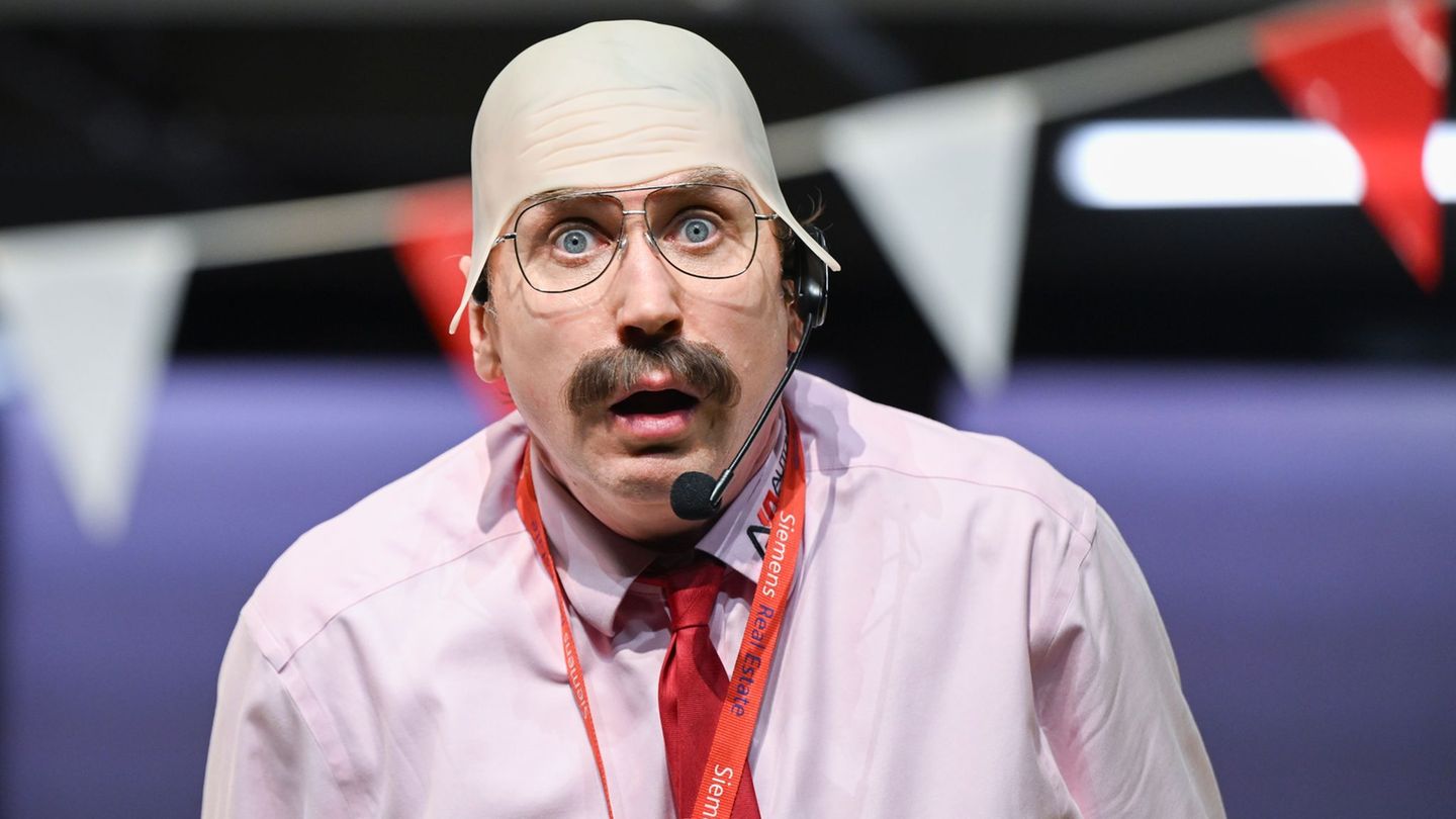 Kultur: "Der Geizige": Lars Eidinger isst Pommes im Autohaus