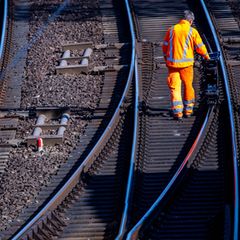 Wegen Bauarbeiten wird die Strecke der Lahntalbahn teilweise gesperrt. (Archivbild) Foto: Jens Büttner/dpa