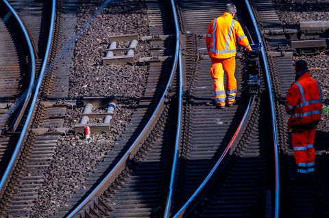 Wegen Bauarbeiten wird die Strecke der Lahntalbahn teilweise gesperrt. (Archivbild) Foto: Jens Büttner/dpa