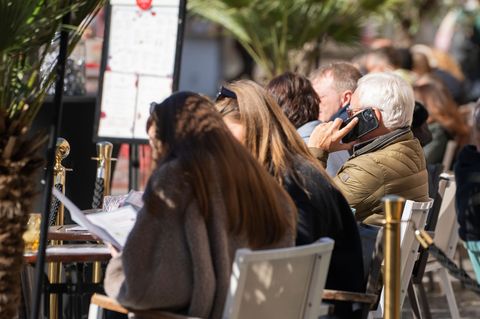 Dank des besseren Wetters setzen Gastronomie und Hotellerie auf ein gutes Ostergeschäft. Foto: Andreas Arnold/dpa