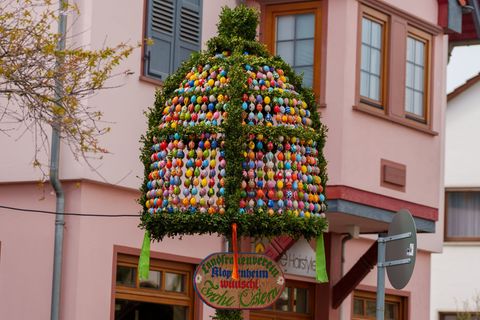 Die sogenannten Osterbrunnen sind in ganz Hessen zu finden. (Archivbild) Foto: Andreas Arnold/dpa