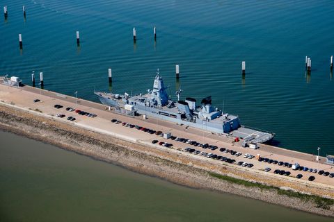 Die Deutsche Marine prüft Hafenstandorte an der Nordseeküste für den möglichen Bau eines weiteren Marinehafens - in Wilhelmshave