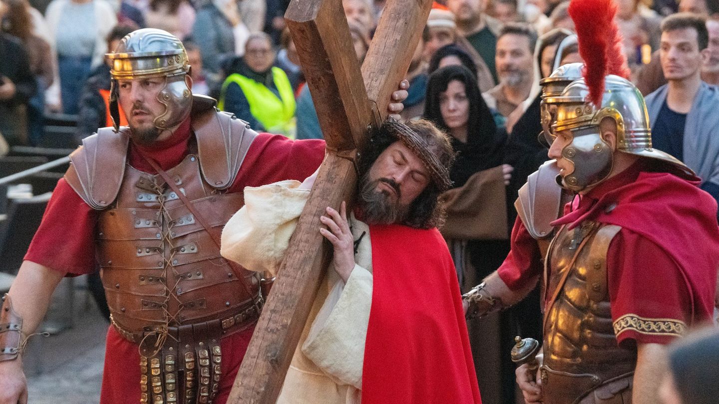 Die Aufführung zieht jedes Jahr Tausende Zuschauer an. (Archivbild) Foto: Stefan Puchner/dpa