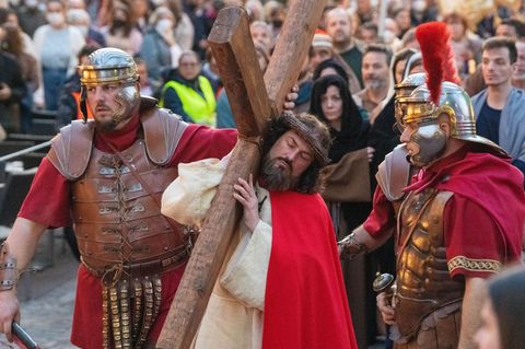 Die Aufführung zieht jedes Jahr Tausende Zuschauer an. (Archivbild) Foto: Stefan Puchner/dpa