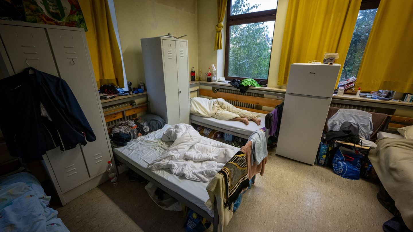 Durch die Schließung besonders teurer Unterkünfte will der Freistaat möglichst viel Geld sparen. (Symbolfoto) Foto: Peter Kneffe