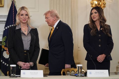 Bondi und Noem sind nicht mehr Teil von Trumps Regierung. (Archivbild) Foto: Evan Vucci/AP/dpa