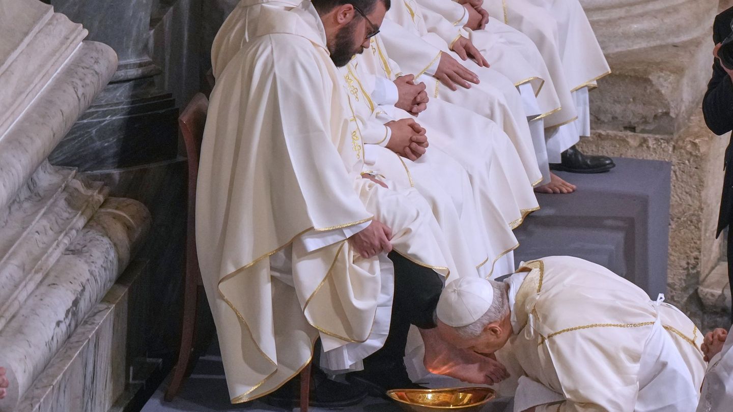 Vatikan: Papst trägt Kreuz wieder selbst: Erstes Ostern von Leo XIV.