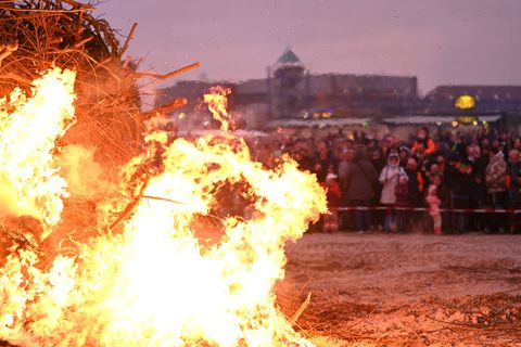 Osterfeuer am niedersächsischen Strand sollen auch an diesem Wochenende wieder zahlreiche Zuschauer anlocken. (Archivbild) Foto: