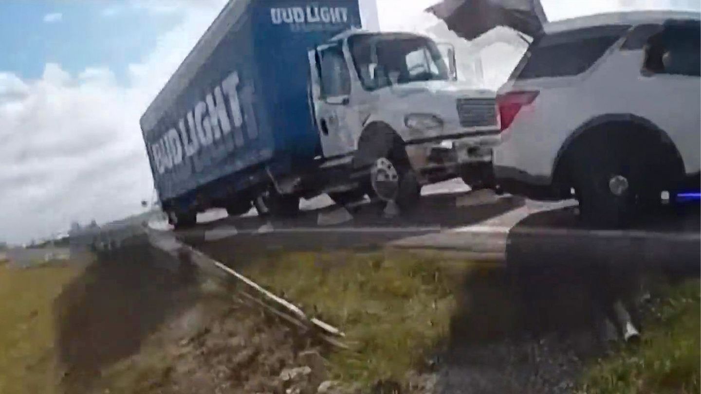 Verfolgungsjagd in Indiana: Betrunkener klaut Lkw voller Bier – und rammt Polizeiauto von der Straße