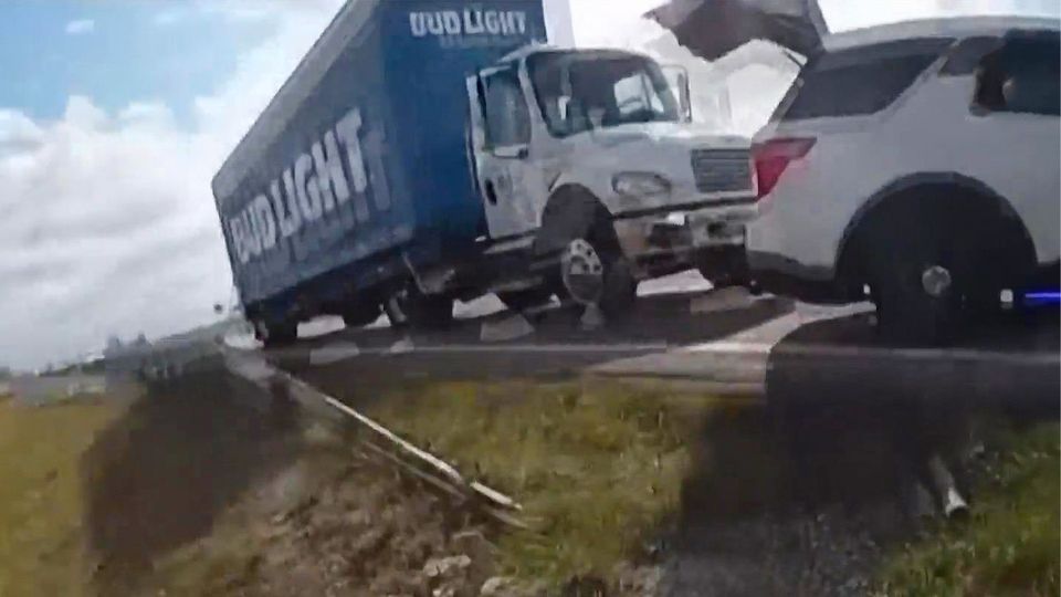 Verfolgungsjagd in Indiana: Betrunkener klaut Lkw voller Bier – und rammt Polizeiauto von der Straße