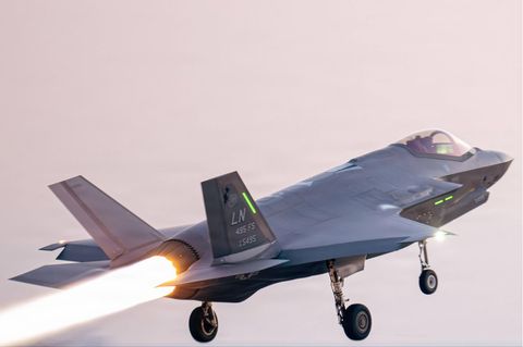 Ein US-Kampfjet vom Typ F-35 startet zu einer Mission