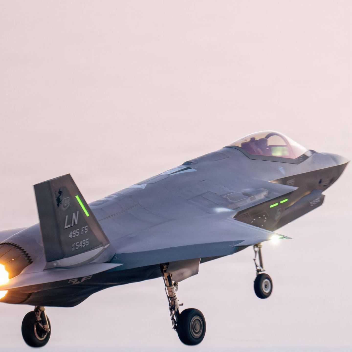 Ein US-Kampfjet vom Typ F-35 startet zu einer Mission
