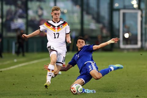 "Brutales Tempo": Anton Kade (l) im Einsatz für die U21 gegen Griechenland. Foto: Yorgos Karahalis/dpa