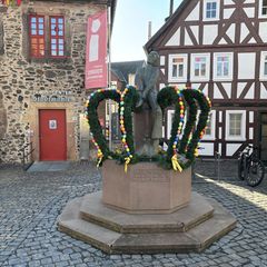 Die Tradition österlich geschmückter Brunnen stammt ursprünglich aus wasserarmen Gebieten der Fränkischen Schweiz und wird etwa