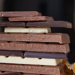 Der Mann hat Schokolade im Wert von über 100 Euro eingepackt, aber nicht bezahlt. (Symbolbild) Foto: Monika Skolimowska/dpa-Zent