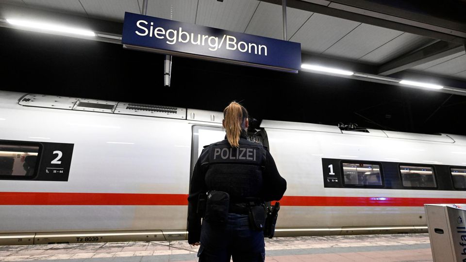 „Rennt raus, rennt raus“: Zeugen berichten von Panik nach Pyro-Explosion im ICE