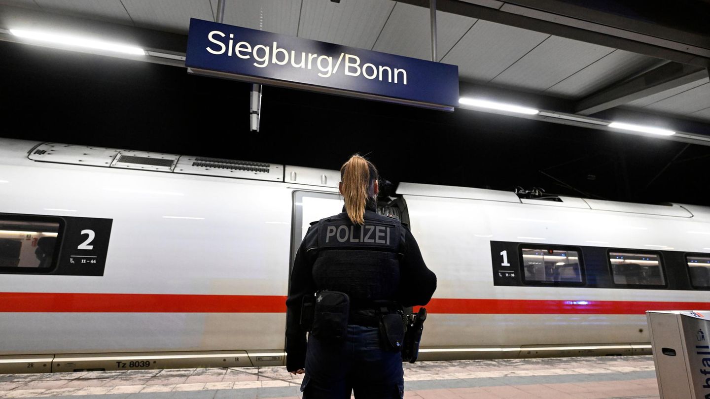 „Rennt raus, rennt raus“: Zeugen berichten von Panik nach Pyro-Explosion im ICE