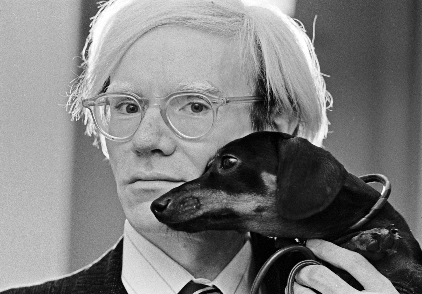 Andy Warhol mit Dackel Archie